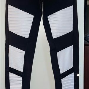 ALO Yoga black and white Moto leggings